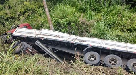 Ap S Sair Da Pista Carreta Tomba S Margens Da Sc Mesorregional