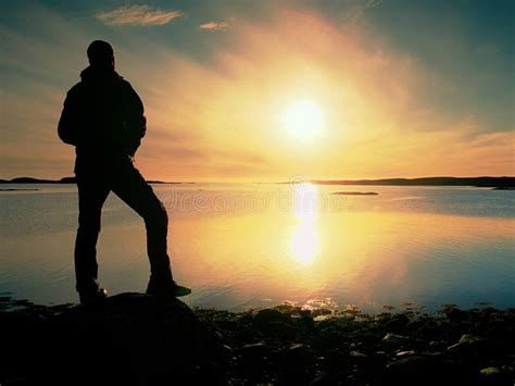 Mooie De Zomerzonsondergang Bij Kust Bevindende Mens Met Rugzak Bij