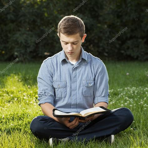 Hombre Leyendo La Biblia En El Parque Fotografía De Stock © 4masik