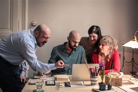 Jefe Enojado Gritando A Su Equipo Foto Premium