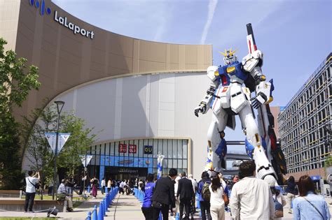 【速報動画】西日本初の実物大ガンダム 福岡、ららぽーと開業 山陰中央新報デジタル