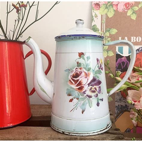 Cafetière émaillée vintage à décor de roses anciennes