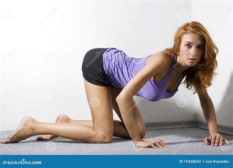 Femme Sexy Se Mettant Genoux Sur L Tage Photographie Stock Image