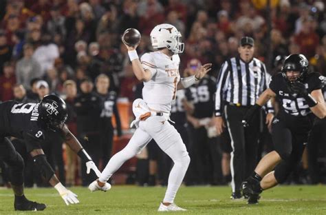 Texas QB Hudson Card practicing through bruise on throwing hand