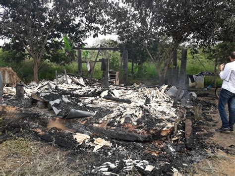 Corpo carbonizado é encontrado dentro de residência incendiada em