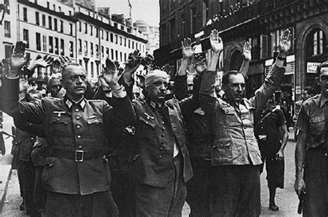 Reddition dofficiers allemands à Paris France août 1944