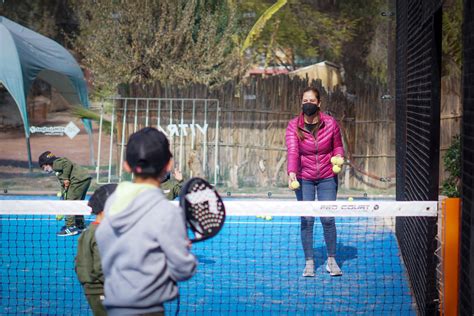 Niños y niñas de residencia Mejor Niñez disfrutan de clase de pádel en