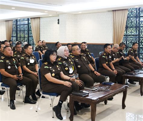 Wakil Kepala Kejaksaan Tinggi Riau Mengikuti Secara Virtual Rapat Kerja