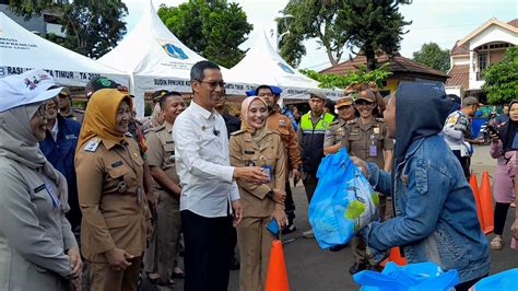 Pj Heru Budi Tinjau Kegiatan Sembako Murah Di Duren Sawit