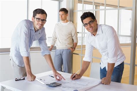 Equipo De Arquitectura Informal Trabajando Juntos En El Escritorio