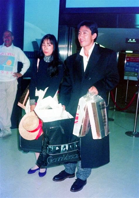 松原千明さんとイタリア挙式から帰国した石田純一（1988年撮影） ― スポニチ Sponichi Annex 芸能