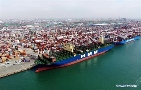 Das Größte Containerschiff Der Welt Tritt Seine Jungfernfahrt Im Hafen Von Qingdao An Cn