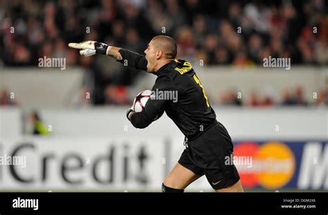 Goalkeeper Victor Valdes, FC Barcelona Stock Photo - Alamy