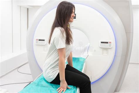 Paciente Hembra Con Resonancia Magn Tica Mri En El Hospital Equipo