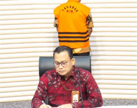 KPK Tetapkan Dan Tahan Kepala BPPD Sidoarjo Ari SuryonoKPK Tetapkan Dan