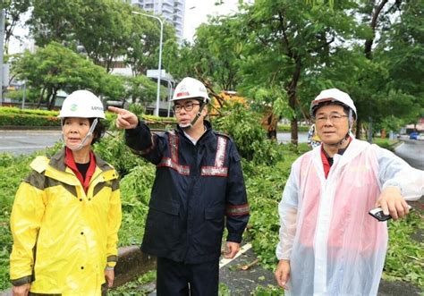 高雄樹倒逾500件即時處理 陳其邁慰問第一線工作人員