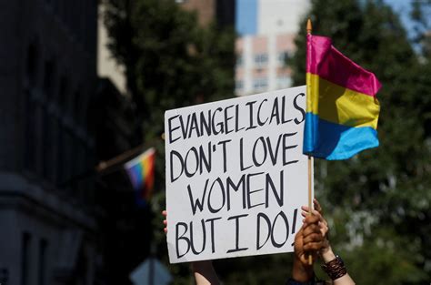 Pastor evangélico y su esposa fueron acusados de maltratar y agredir a su hijo por ser gay Infobae