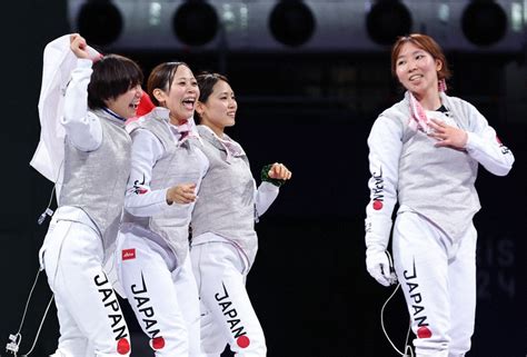 パリ五輪 フェンシング女子フルーレ団体 日本が銅メダル獲得 写真特集521 毎日新聞