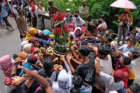 TRADISI GREBEG BESAR DI GUNUNG SUMBING ANTARA Foto