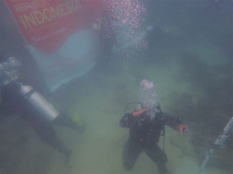 Lanal Aru Gelar Upacara Pengibaran Bendera Merah Putih Di Bawah Laut