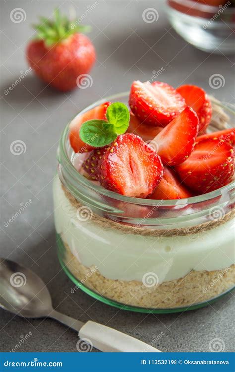 Bolo De Queijo As Morangos No Frasco Foto De Stock Imagem De