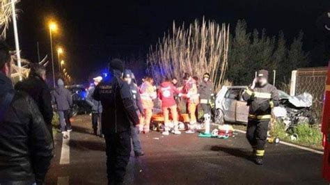 Nettuno Scontro Frontale Tra Due Auto Feriti Tra Cui Un Bambino E