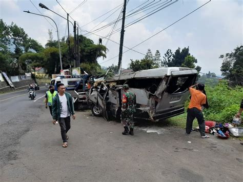 Minibus Rombongan Santri Tabrak Tebing Di Ciloto 4 Orang Tewas