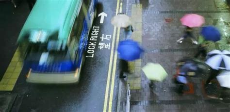 奔跑在旺角的红色小巴，是香港最自由的灵魂凤凰网汽车凤凰网