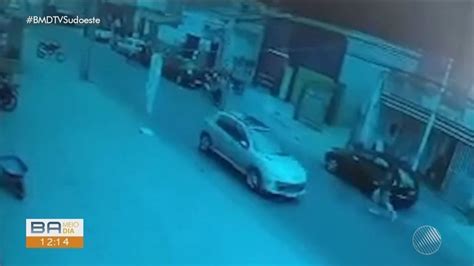 Adolescente de 15 anos é atropelada na BA e vídeo mostra momento que