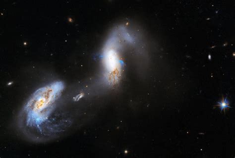 Hubble captura galaxias en interacción extraordinariamente brillantes