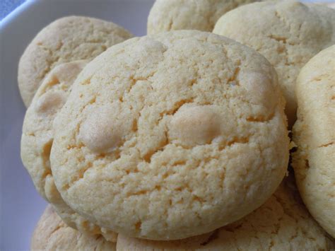 Ecstatic Eating: White Chocolate & Custard Biscuits