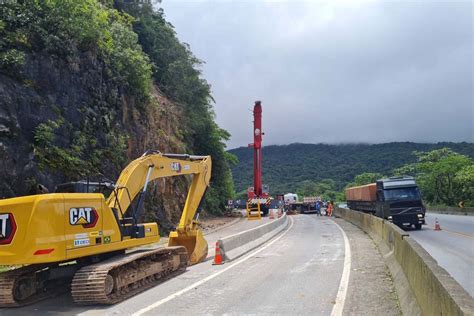 Guindaste Do Der Pr Chega Br Para Obra Emergencial Na Serra Do