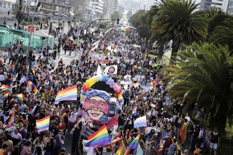 La Marcha por el Orgullo LGBTIQ llenó de colores a Quito