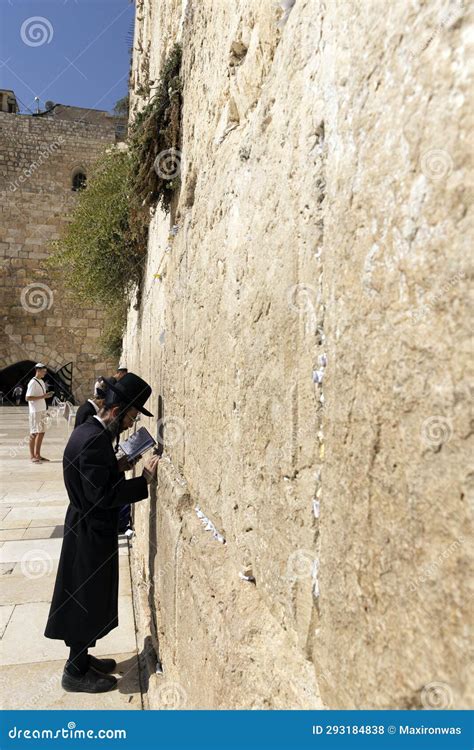 Oraciones De Israel Gerusalem En El Muro Occidental Foto De Archivo