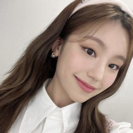 Hwang Yeji Itzy Selca Pfp Icon Kpop Itzy Magenta Pearl Earrings