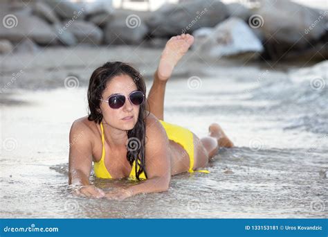 Frau Im Gelben Bikini am Strand Stockbild Bild von gebräunt