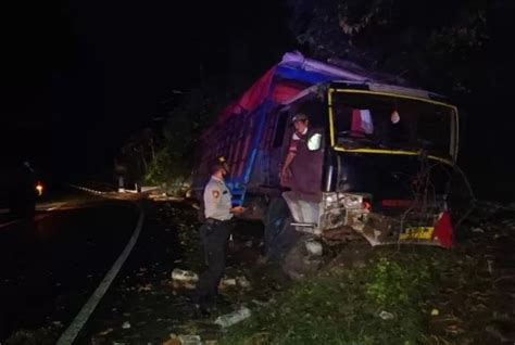 Hilang Kendali Di Tanjakan Truk Rongsokan Tabrak Tiang Telkom Bali