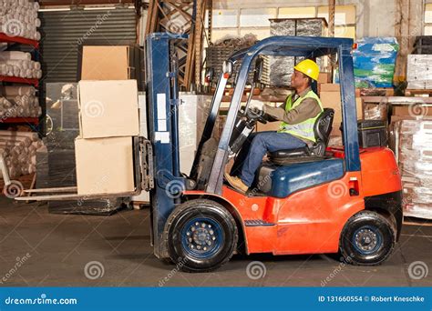 El Conductor De La Carretilla Elevadora Transporta El Cargo En Almacén