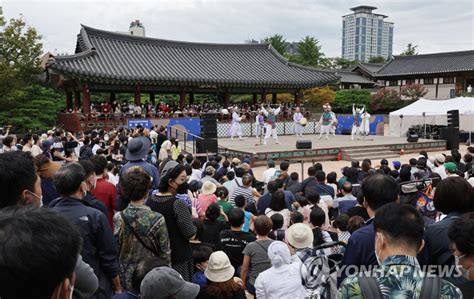 추석 연휴 맞아 북적이는 남산골 한옥마을