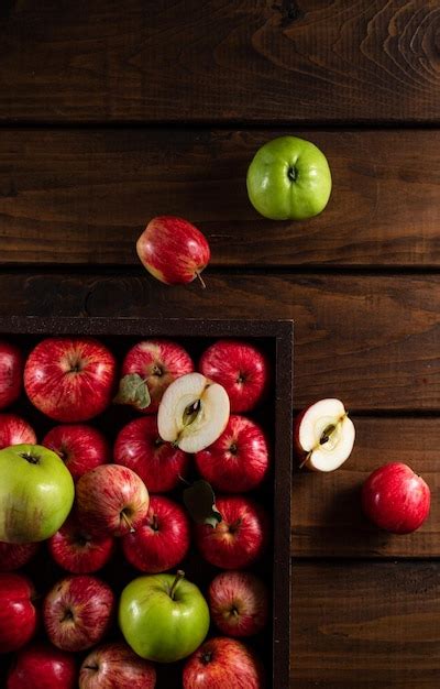 Manzanas Maduras Y Una Cortada Por La Mitad Foto Premium