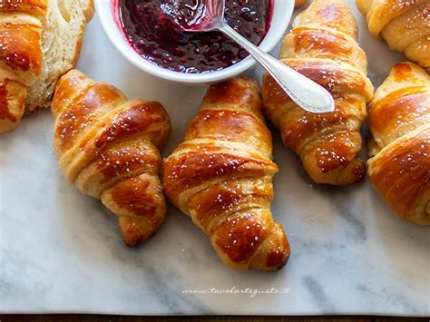 Cornetti Fatti In Casa Come Al Bar Soffici E Sfogliati Ricetta Facile