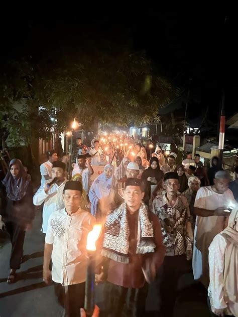 Kades Desa Kampung Baru Takbir Keliling Mengunakan Obor Dalam Menyambut