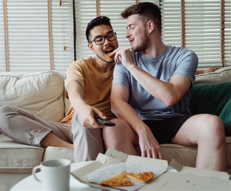 How To Tell If A Guy Is Gay Signs Your Boyfriend Isn T Straight