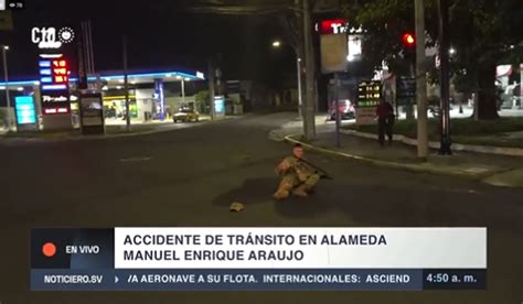 Captan en vivo a un vehículo que atropella a un soldado sobre la Manuel