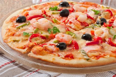 Pizza Mit Garnelen Lachs Und Oliven Kostenlose Foto