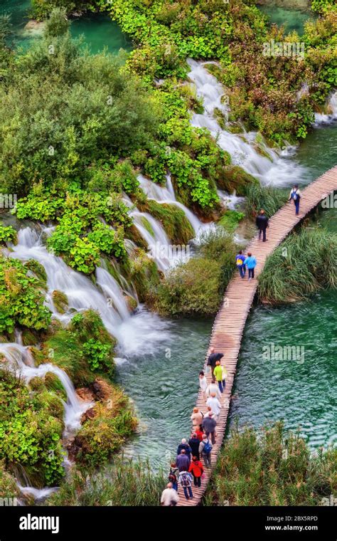 Nationalpark Plitvicer Seen In Kroatien Menschen Gruppe Von Touristen