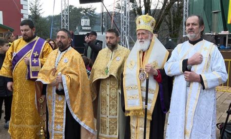 MIHAILO PRISUSTVOVAO NALAGANJU BADNJAKA NA CETINJU Ja Ovaj Badnjak