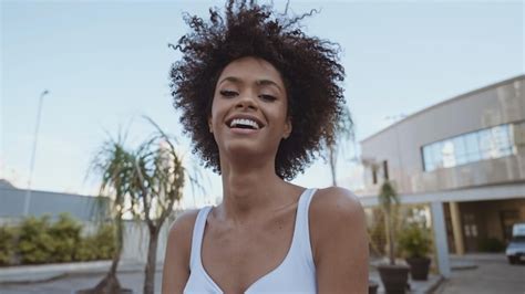 Primer Plano De Una Joven Afro Latina Sonriente Alegr A Positiva Y Amor Hermoso Cabello Estilo