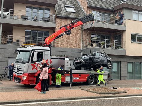 Auto Over De Kop In Guido Gezellelaan Internetgazet Heusden Zolder