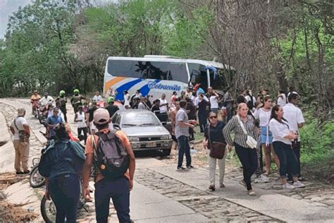 Accidente De Buseta Que Regresaba De Un Sepelio Deja 12 Heridos